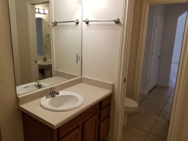 Building Photo - Westside 4 Bed, 2.75 Bath Townhouse w/Garage Next to NAU & CCC! Students OK! Avail. July 10th!