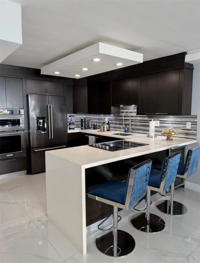 Building Photo - 1420 Brickell Bay Dr