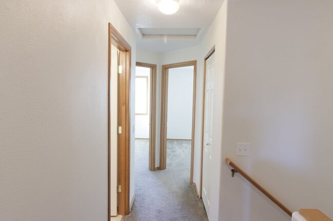 Building Photo - 3 Bedroom 2.5 Bathroom  Townhome