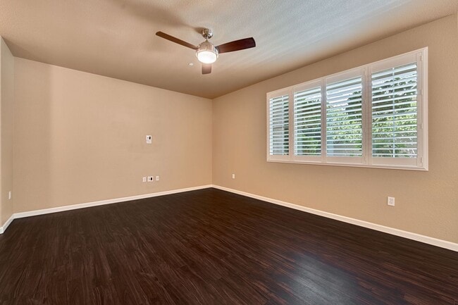 Building Photo - Exceptional 3BR Condo in Folsom! Stylish U...