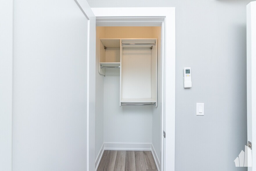 Building Photo - 3930 N Janssen Ave