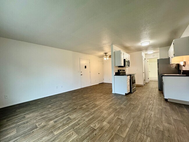 Building Photo - Freshly Updated Top Floor One Bedroom w/ Fresh Paint, New Shower Surround & Stainless Appliances~...