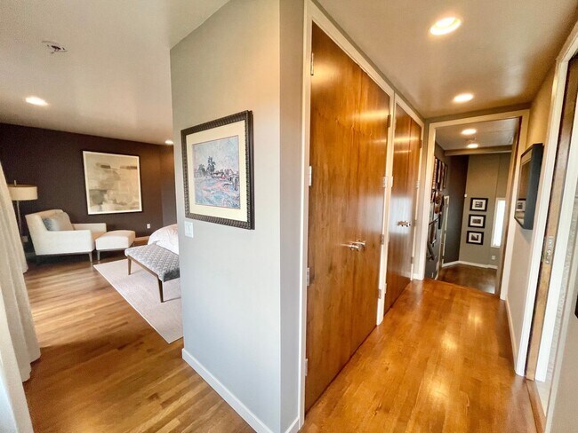 Building Photo - 3BR/2.5BA INCOMPARABLE Views!!! Prime Corona Heights Residence! 2 car parking and laundry! PROGRE...