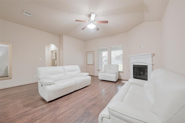 Building Photo - 4410 Fenetre Forest St