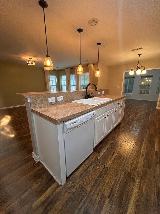 Building Photo - Amazing 3BR Townhome in The Pines at Charleston Park!