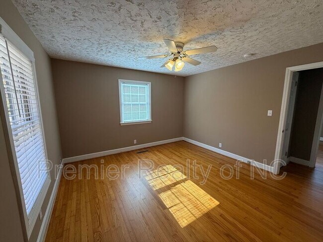 Building Photo - 201 Wandering Ln