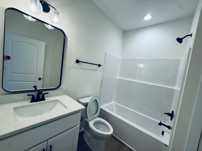 Building Photo - THE CROWN AT CORNESTONE