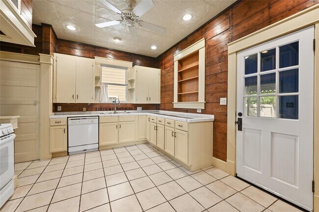Building Photo - 5112 Caswell Ave