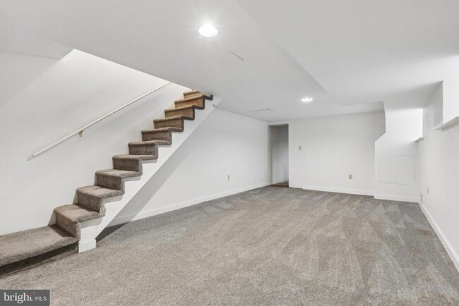 Building Photo - 441 Roxborough Ave