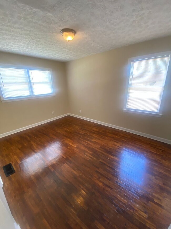 Building Photo - **MOVE-IN SPECIAL**1/2 Rent off 1st Months...