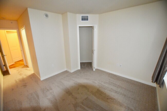 Building Photo - Beautiful Downtown 2 Bedroom Condo - Spaci...