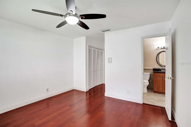 Building Photo - 2527 Lakes Dr