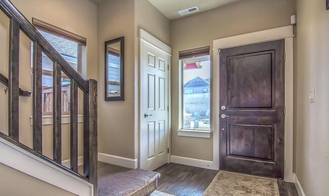 Building Photo - Beautiful 4 Bedroom Home on Bends Eastside!