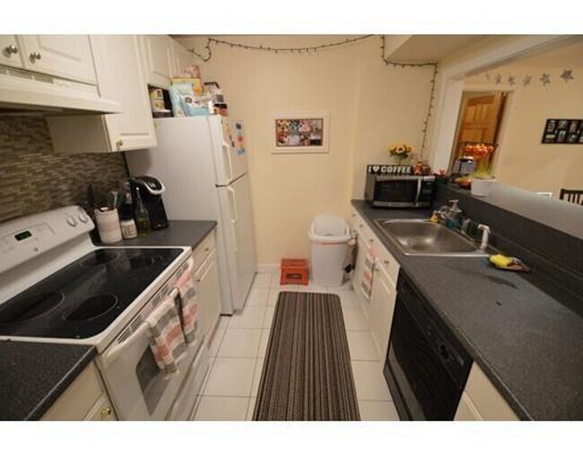 Building Photo - No Brokers Fee Convenient Brookline Location.Eat-in Kitchen, Laundry on a Site