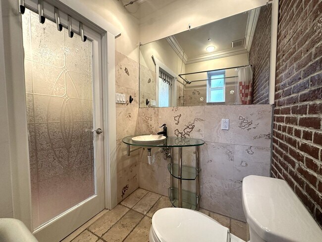 Building Photo - Gorgeous Studio Apartment in Fishtown with...