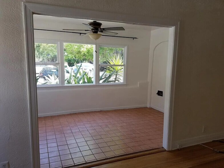 Building Photo - 927 Havenhurst Dr