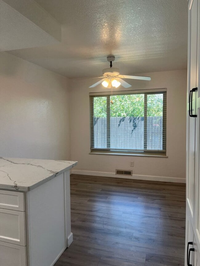 Building Photo - 142 Hillview Dr