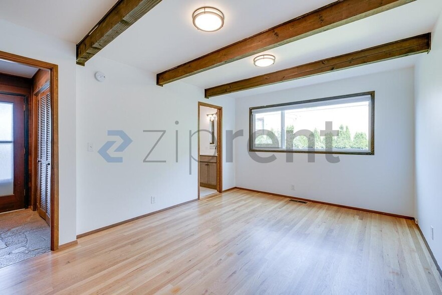 Building Photo - Unit