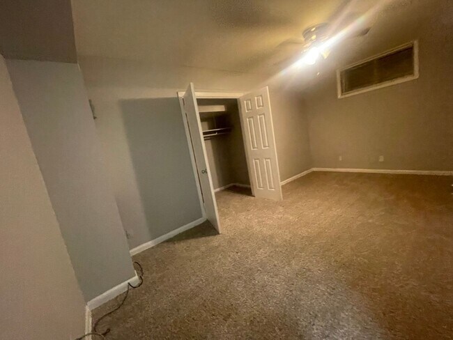 Building Photo - Jefferson Park Gem (2 Bedroom Available Now)