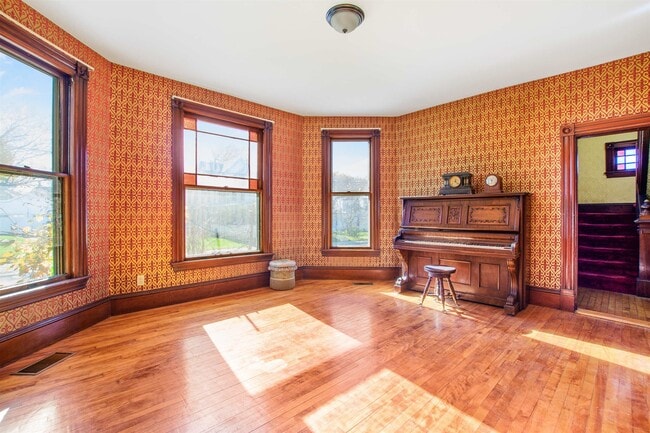 Building Photo - 19 Pine St