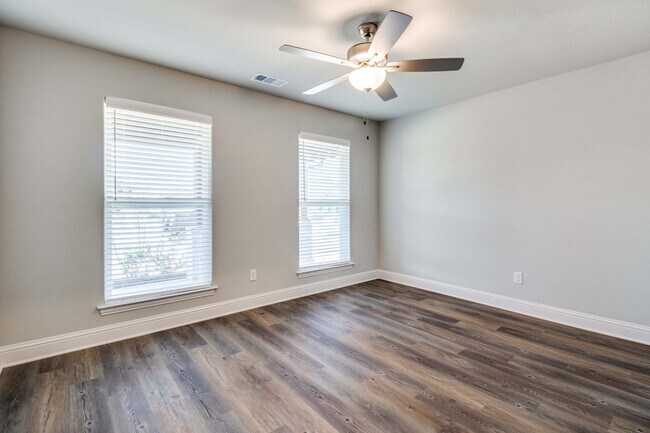 Building Photo - 2816 Clover Dr