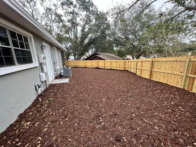 Building Photo - Amazing 3/2 located in desirable Palm Harb...
