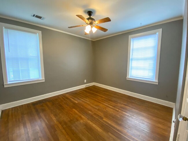 Building Photo - 2 bed, 1 bath with hardwood floors by U of...