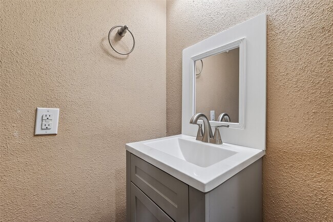 Building Photo - 10615 Briar Forest Dr