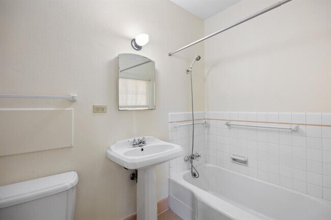 Building Photo - 610 Rathervue Pl