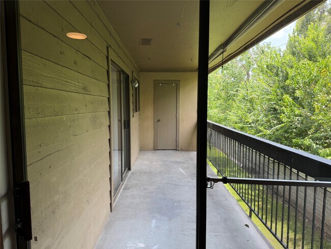 Building Photo - 3300 Pebblebrook Dr