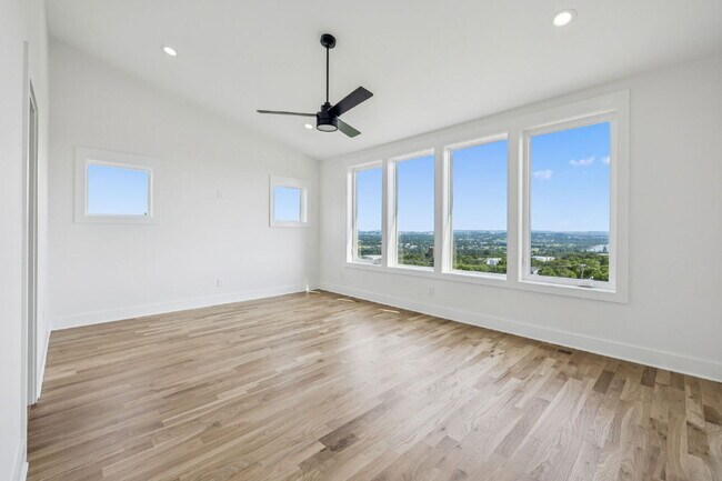 Building Photo - "Spacious 4-Bed, 4-Bath Gem in Nashville -...