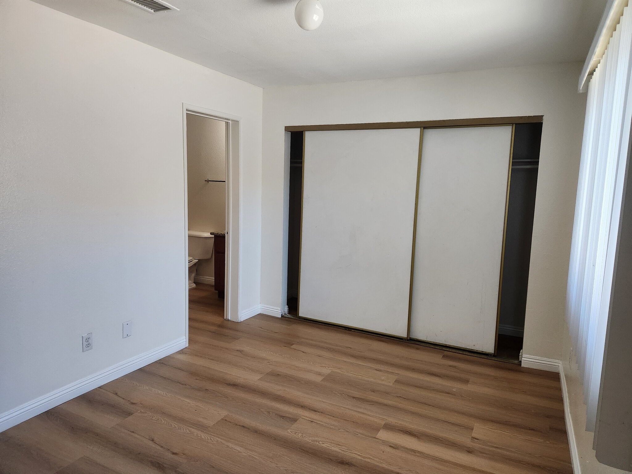 D/s Bedroom w/Bath - 625 S Osage Ave