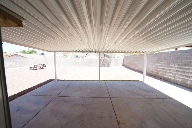 Building Photo - Showings Available NOW