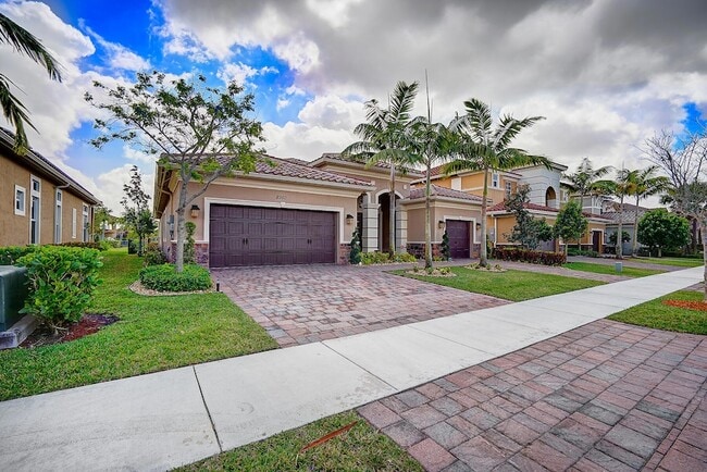 Building Photo - 8980 Lakeview Pl