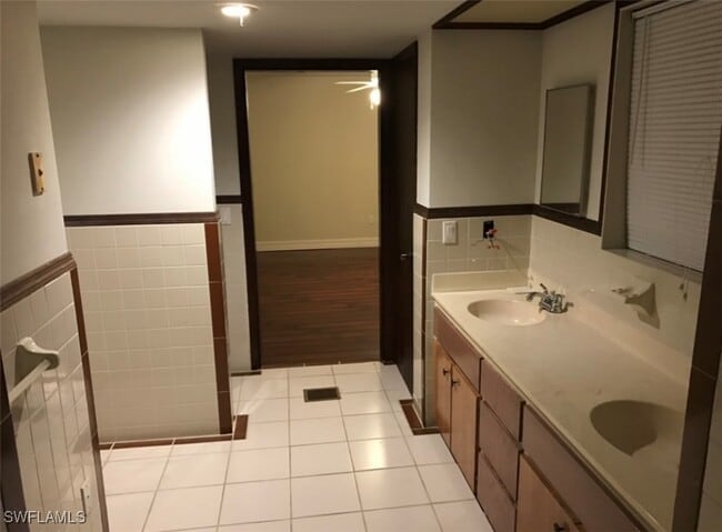 Building Photo - 250 10th St NE