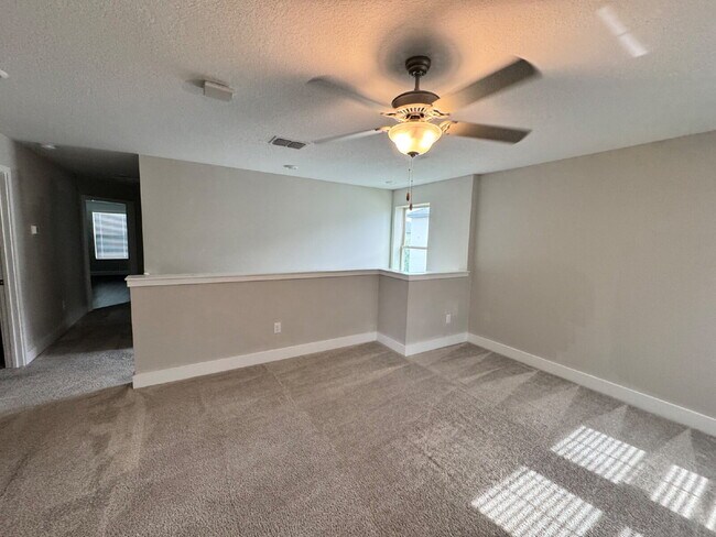 Building Photo - "Spacious 4-Bed Home with Granite Countert...