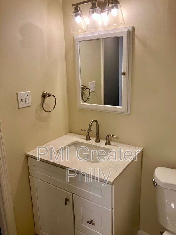 Building Photo - 1688 Bluebird Dr