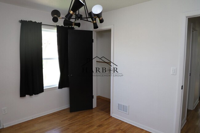 Building Photo - 406 18th Ave SW