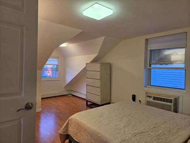 Building Photo - Saint Pauls Avenue, Cliffside Park, NJ 07010 - 1 BR 1 BA multi-family home
