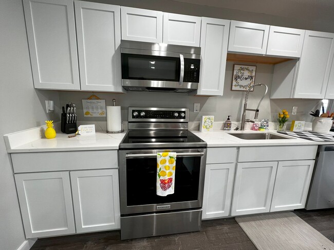 Building Photo - Fully Furnished rental with excellent cent...