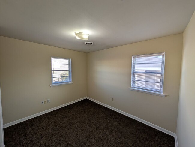 Building Photo - 2 bed, 1 bath duplex house in Edmond with central heat and air next to UCO campus
