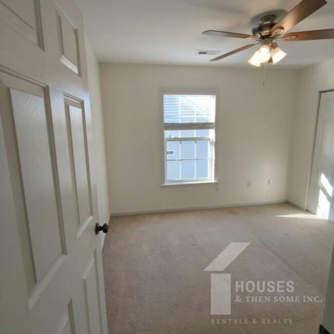 Building Photo - 18 Whitethorn Ln