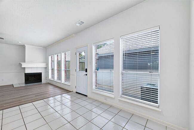 Building Photo - 1253 El Camino Village Dr