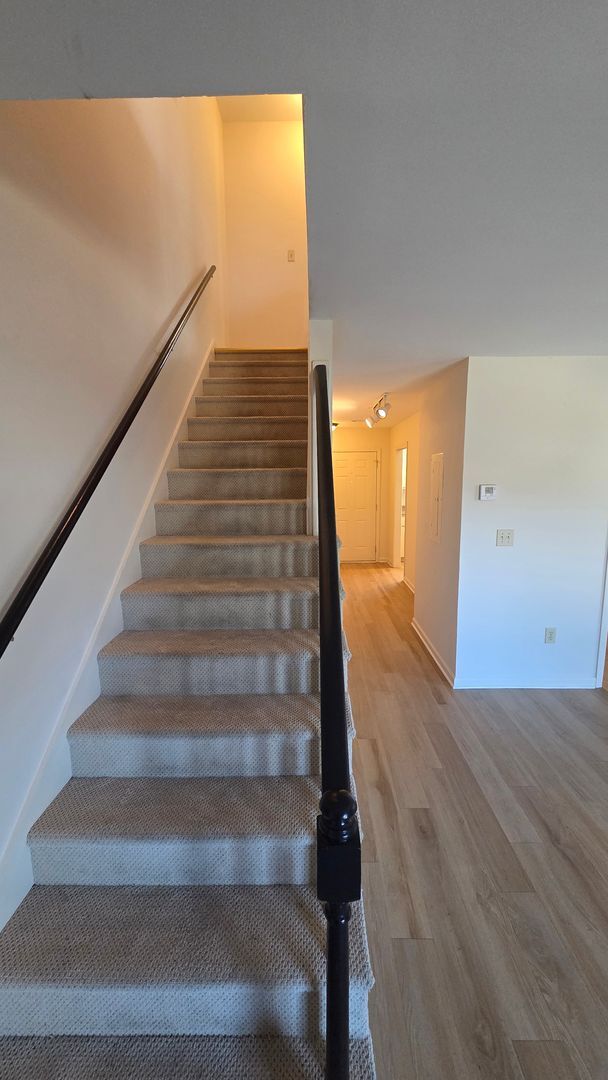 Building Photo - Charming 2 Bedroom Townhouse