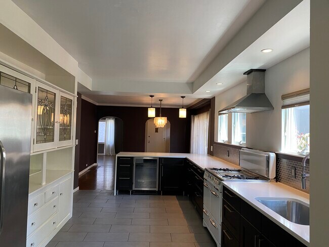 Building Photo - 5558 Claremont Avenue