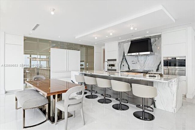Building Photo - 17975 Collins Ave
