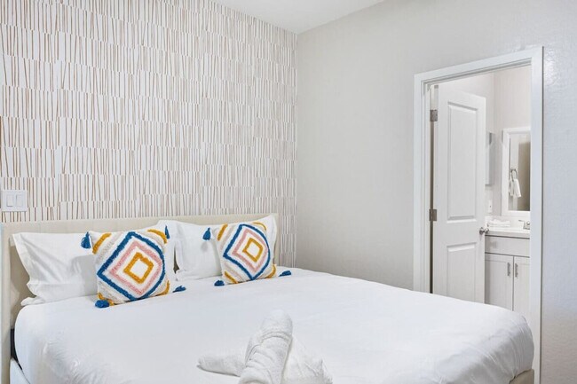 Building Photo - 6606 W Paradise Ln