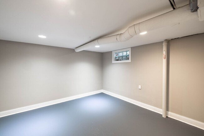 Building Photo - 3 Bed 2 Full Bath Available now at 52nd and Primrose!