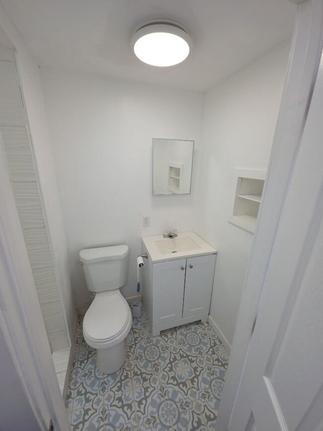 Building Photo - Lakeshore Triplex