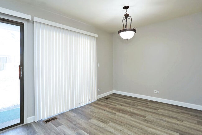 Building Photo - 236 Deerpath Ct